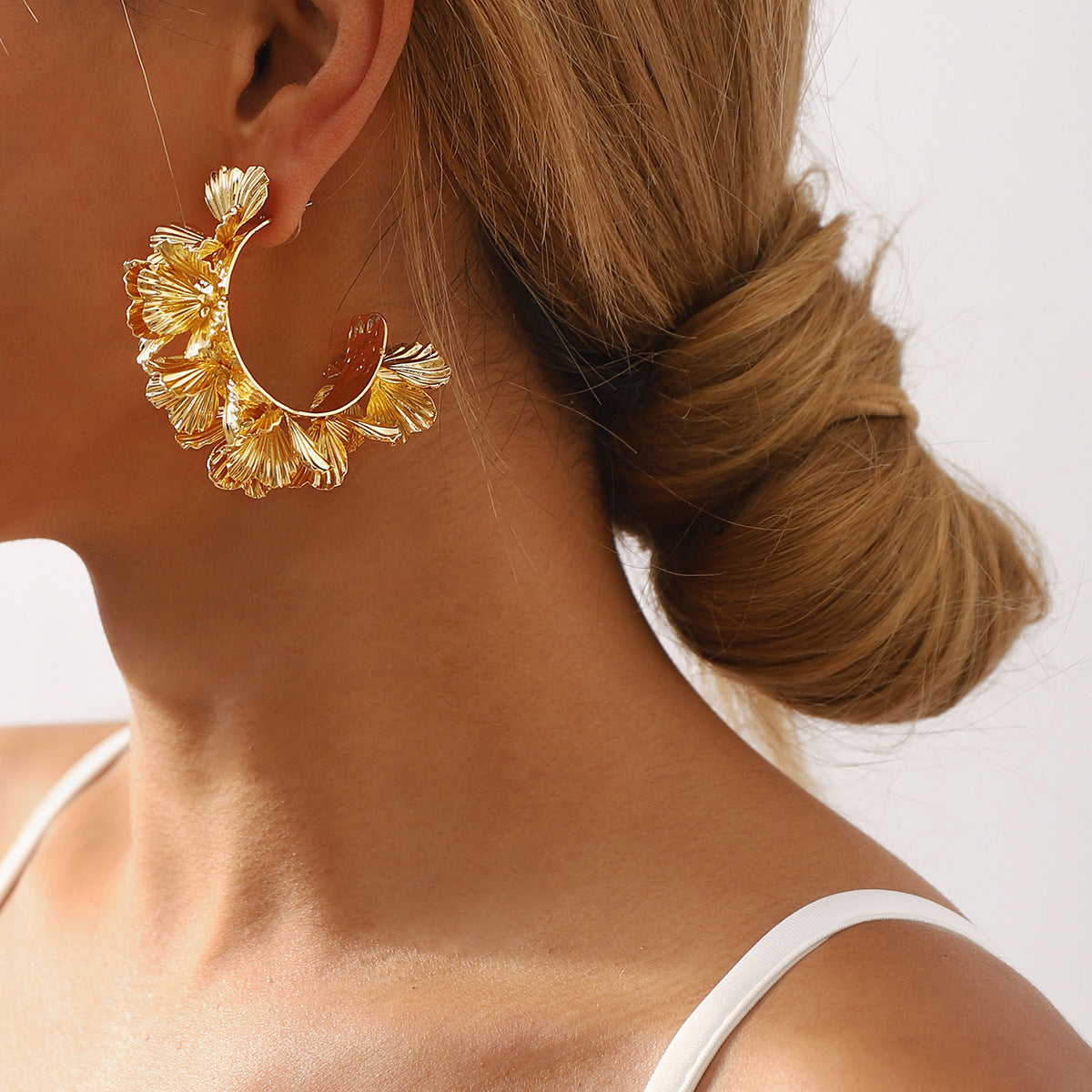 Dara | Boucles d'oreilles en C motif floral